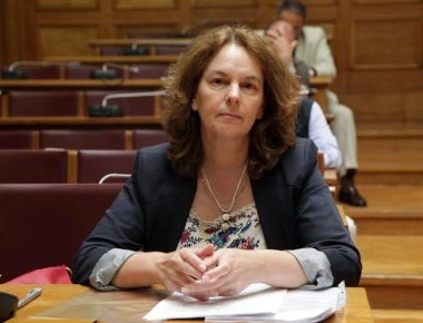 Στη Λάρισα η Κ. Παπανάτσιου για τη φωτιά στην εφορία